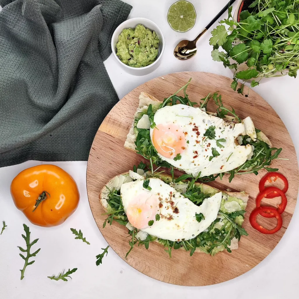 Chrupiąca bagietka śniadaniowa z guacamole i sadzonym jajkiem